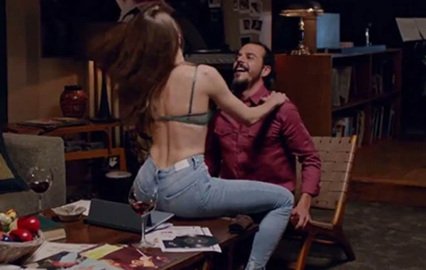 Serenay yenə də sevişmə səhnəsi ilə gündəmdə - Foto