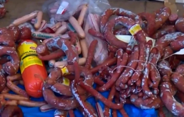 Bakıda yararsız kolbasa məmulatları yandırıldı (FOTO)