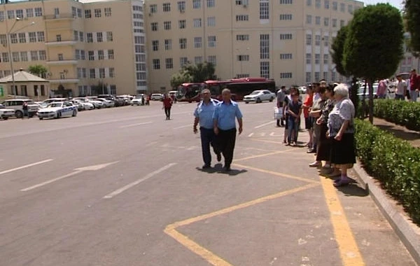 Nişan var, dayanacaq qoyulmayıb: Sərnişinlər günün altında avtobus gözləməli olurlar - VİDEO