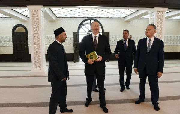 Prezident Şuşa məscidinin bənzəri olan məsciddə (FOTO)