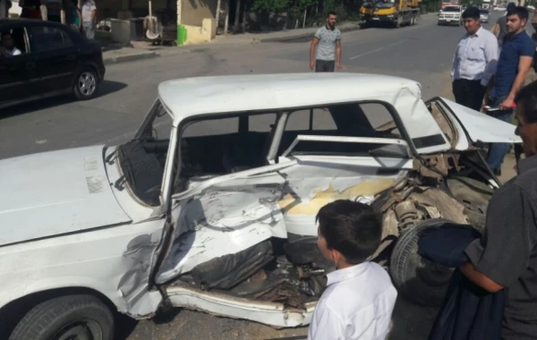 Azərbaycanda dəhşətli qəza: "VAZ 2107" "KamAZ"a çırpıldı (FOTO)