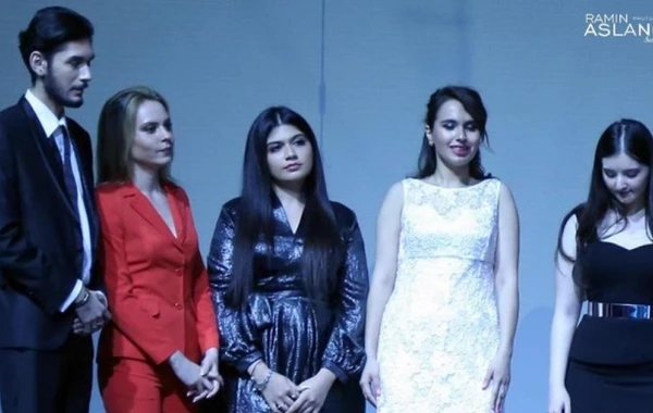 Roza Zərgərlinin qızı xalq artistləri ilə birlikdə səhnədə - FOTO