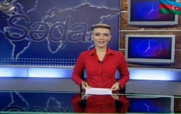 Azərbaycanda xəbər aparıcısı efirdə saç düzümü ilə hamını təəccübləndirdi (VİDEO)