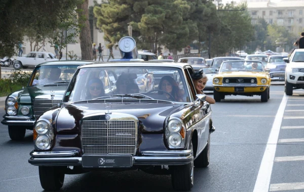 Bakıda klassik avtomobillərin yürüşü və sərgisi keçirildi - FOTOSESSİYA