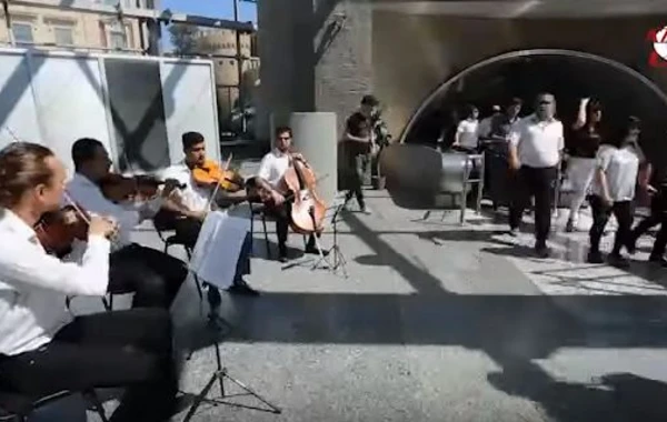 Metroda sərnişinlər üçün xoş MƏNZƏRƏ (VİDEO)