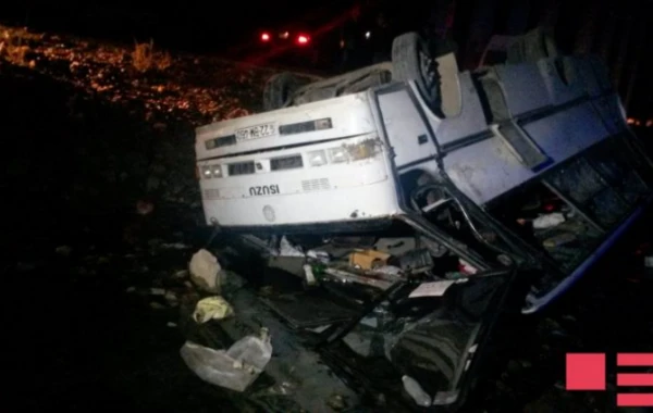 Goranboyda pambıqçıları daşıyan avtobus körpüdən aşıb, 20 yaralı var - FOTO