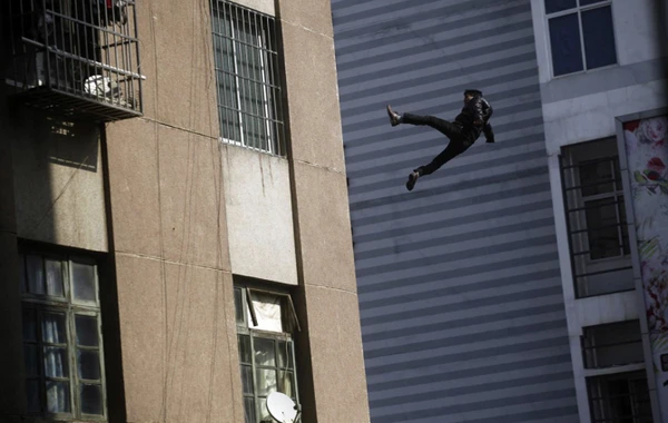 В Баку рабочий сорвался с 7-го этажа и чудом остался жив