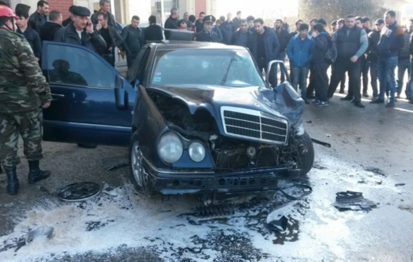 Sürücü sükan arxasında öldü, avtomobil divara çırpıldı
