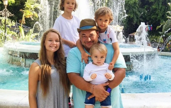 Сергей Жуков показал свою дочь от первого брака с младшими детьми (фото)