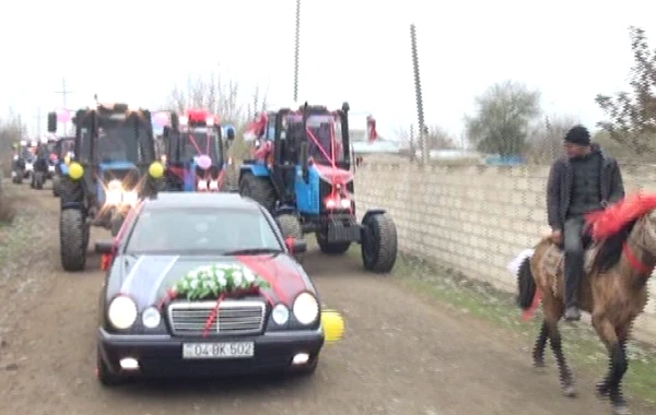 Azərbaycanda qeyri-adi toy karvanı: 10 ədəd traktor iştirak etdi - VİDEO
