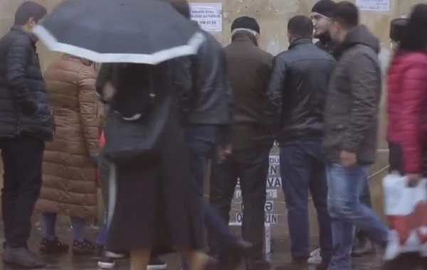 Bakıda "dilənən" qızın əlindəki plakata yazılan bu sözlər hər kəsi kövrəltdi (VİDEO)