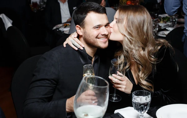Emin Ağalarov sevgilisi ilə dəbdəbəli ad günü keçirdi (FOTO)