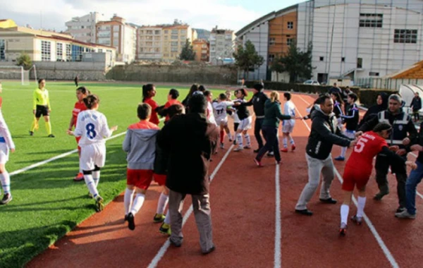 Qadın futbolçular arasında dava düşdü:  Xəstəxanaya düşənlər oldu (VİDEO)