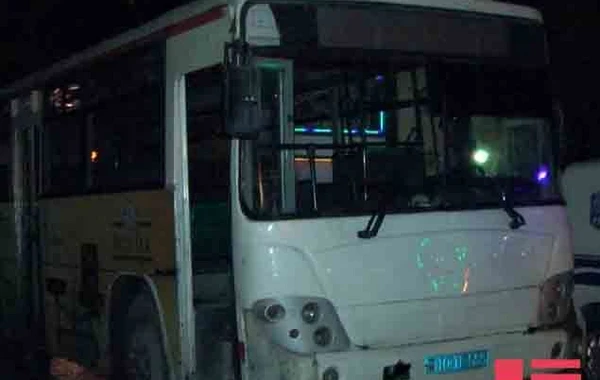 Bakıda avtobus motosikletlə toqquşdu, ölən və yaralanan var