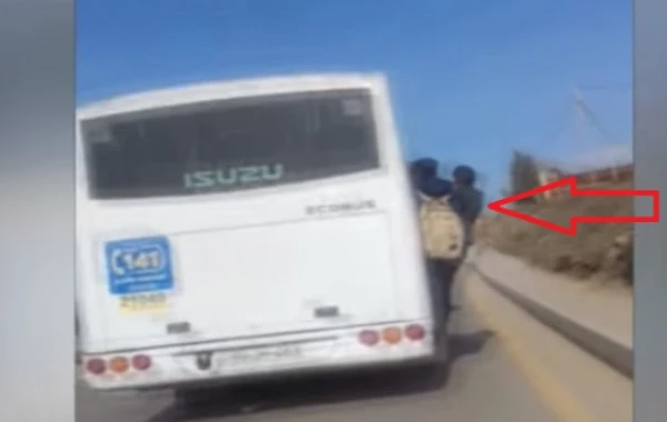 Bakıda avtobusda təhlükəli "macəra": Məktəblilər də qapıdan sallanaraq gedir - VİDEO