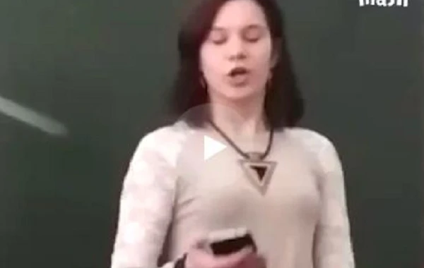 Дочь директора школы прочла на уроке матерное стихотворение Маяковского (видео)