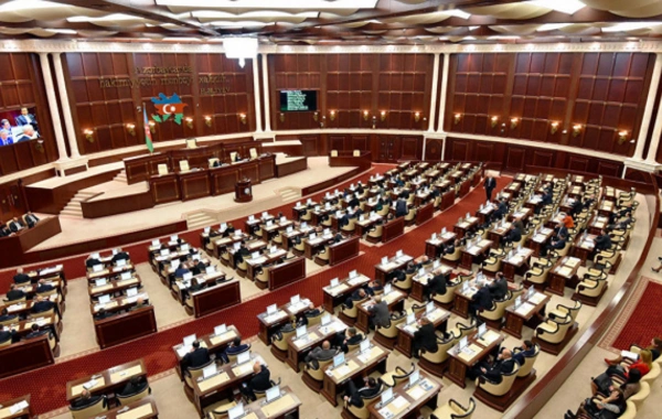 Milli Məclisin plenar iclası başlayıb, 13 məsələ müzakirə olunacaq