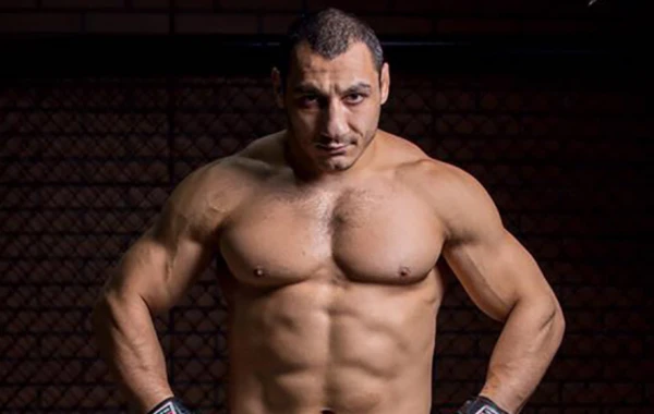 "Azərbaycanlı Terminator"dan inanılmaz qələbə: Sınıq əllə rinqdə rəqibə aman vermədi (VİDEO)