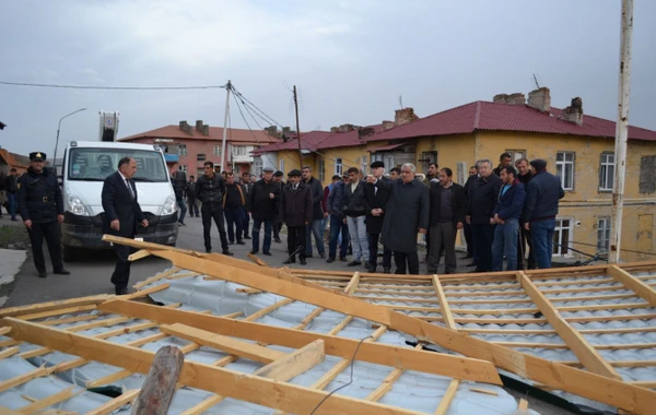 Güclü külək Daşkəsəndə 80-dən artıq binanın dam örtüyünü uçurub - FOTO