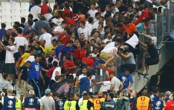 Futbol matçı zamanı kütləvi dava olub, 100-dən çox azarkeş saxlanılıb - VİDEO