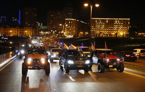 Bakıda prezidentin qələbəsinə görə 100-ə yaxın “offroad” maşın küçəyə axışdı (FOTO)