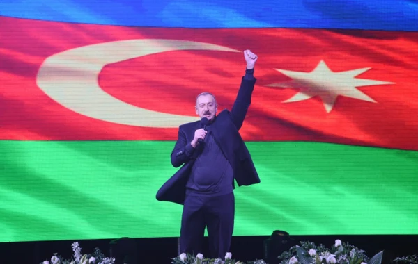 İlham Əliyev xalqın qarşısına çıxdı - prezident alqışlarla qarşılandı (VİDEO)