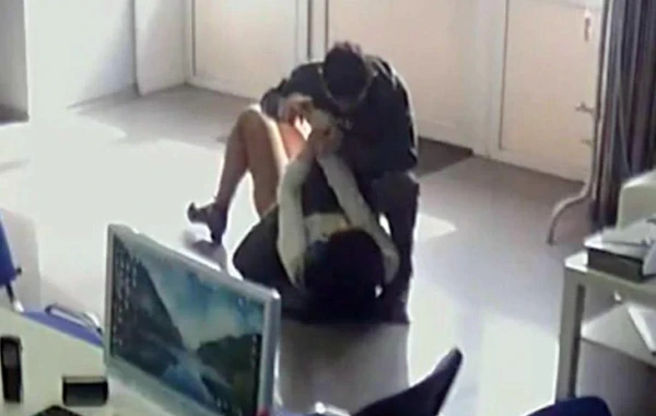 Мужчина попал в объектив камеры при попытке изнасилования продавщицы (видео)