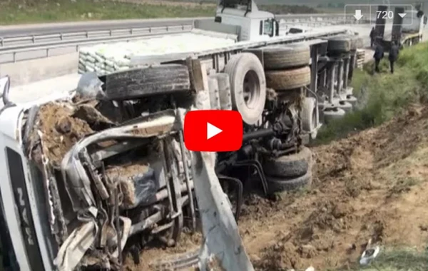 Azərbaycanda yük avtomobili aşdı - 30 TON SEMENT YOLA DAĞILDI
