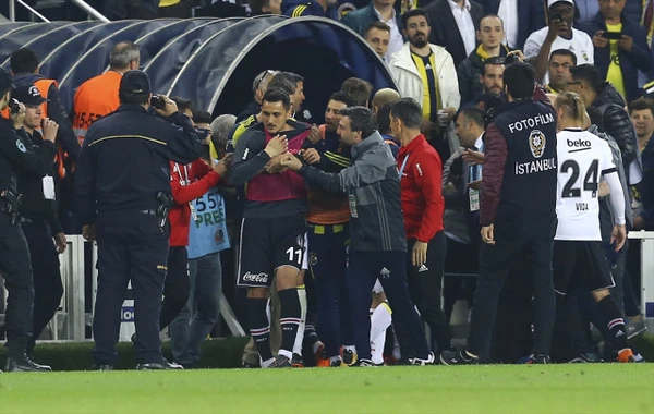 "Fənərbağça" ilə "Beşiktaş" matçı yarıda qaldı - Şenol Güneşin başı yarıldı (VİDEO)