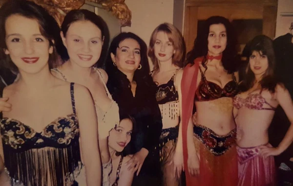 Azərbaycanlı aparıcının yarıçılpaq qızlarla görüntüsü üzə çıxdı - FOTO