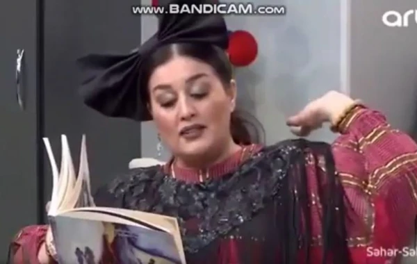 Elzadan efirdə qəribə şeir: "Bir əlim qabağımda, bir əlim dalımda" (VİDEO)