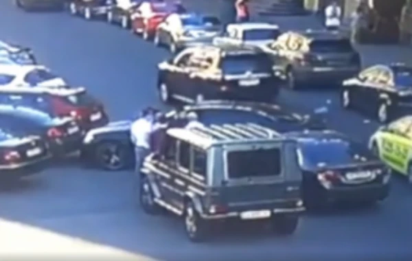 “Galendewagen”lə deputatın qarşısını kəsdi, çənəsini sındırıb Bakıya qaçdı – VİDEO