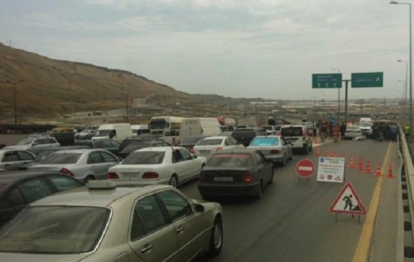 “Bakı Dairəvi-1” yolunda ağır qəza: Yolu rəngləyən fəhlə öldü - FOTO