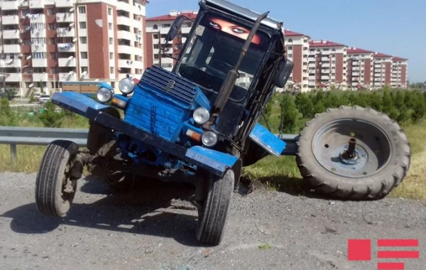 Qatarla traktor toqquşdu - sürücünün ayaqları kəsildi (VİDEO)