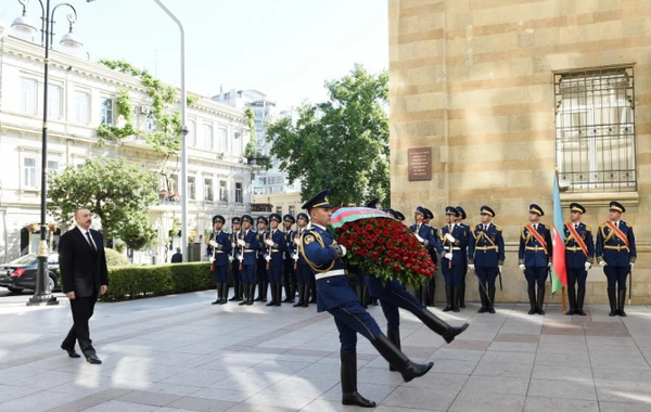 İlham Əliyev Azərbaycan Xalq Cümhuriyyətinin şərəfinə ucaldılmış abidəni ziyarət edib FOTO