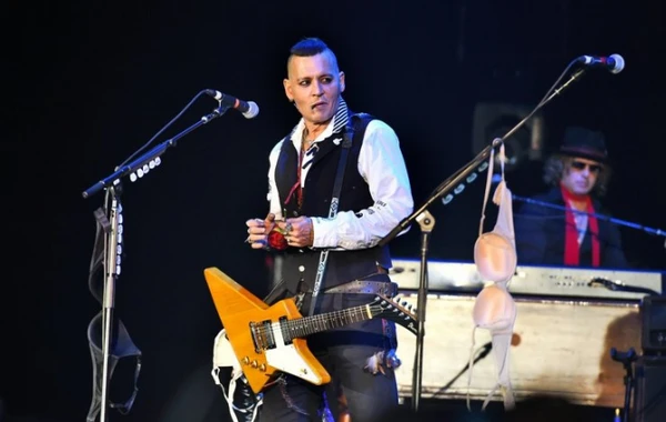 Российские фанатки забросали Джонни Деппа нижним бельем на концерте в Москве (видео)