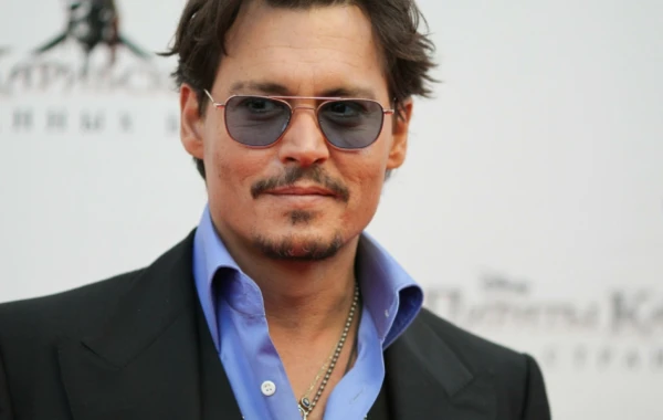 Мерседес с Джонни Деппом врезался в стену в Петербурге