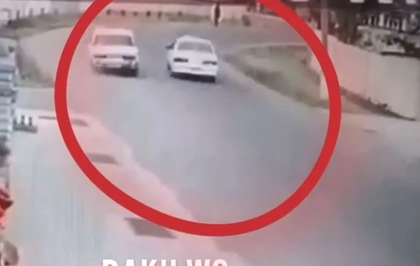 Azərbaycanda ötüşən maşın qadını belə vurdu - ŞOK GÖRÜNTÜ (VİDEO)