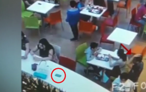 Bakıda böyük ticarət mərkəzində qızın telefonunu belə oğurladılar (VİDEO)