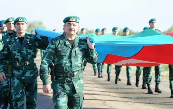 2 kilometr uzunluğunda olan Azərbaycan bayrağı ilə zəfər yürüşü keçirildi (FOTO)