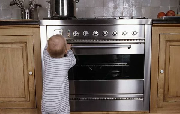 Sumqayıtda qaynar su 1 yaşlı uşağın üzərinə dağılıb