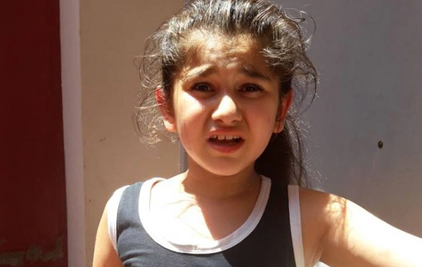Polis bu qızın valideynlərini axtarır