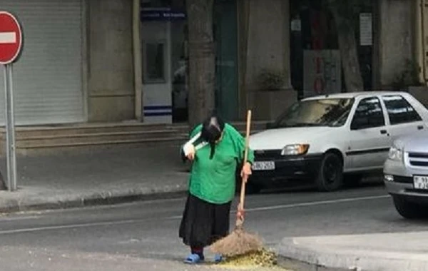 Bakıda qolu sarğılı qadın küçə süpürür – FOTO