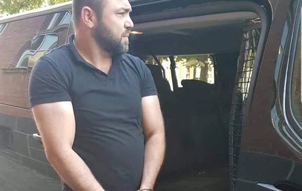 Kriminal avtoritet Almaniyadan Azərbaycana əl-ayaqları qandallı gətirildi – VİDEO