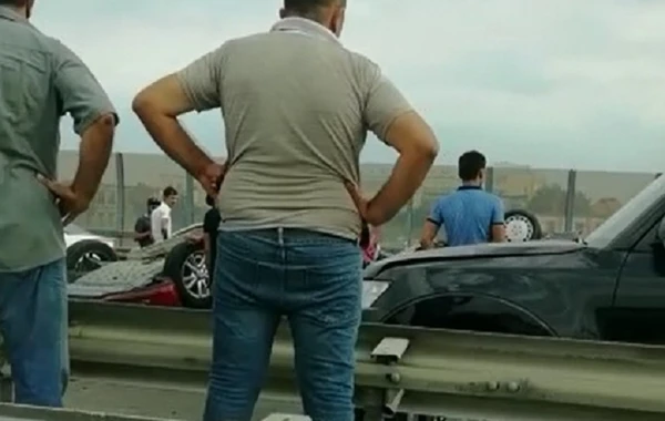 Bakıda körpüdə maşın aşdı - böyük tıxac yarandı (VİDEO)
