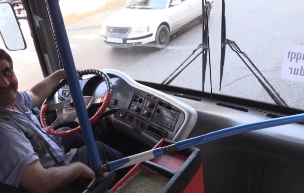 Bakıda avtobus sürücüsündən nümunəvi addım - gediş haqqı pulsuzdu (VİDEO)