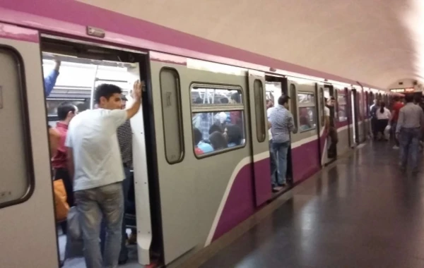 Bakı metrosunda maraqlı anlar - hər kəsi əyləndirdi (VİDEO)