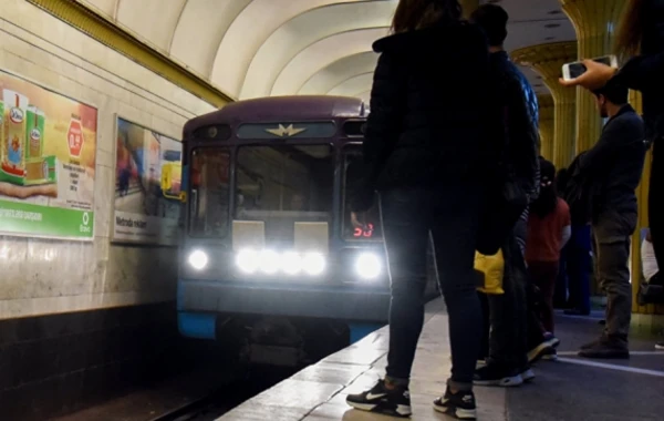 Bakı metrosunda DƏHŞƏTLİ ANLAR – Özünü qatarın altına atdı və bu stansiyalarda hərəkət iflic oldu - FOTO