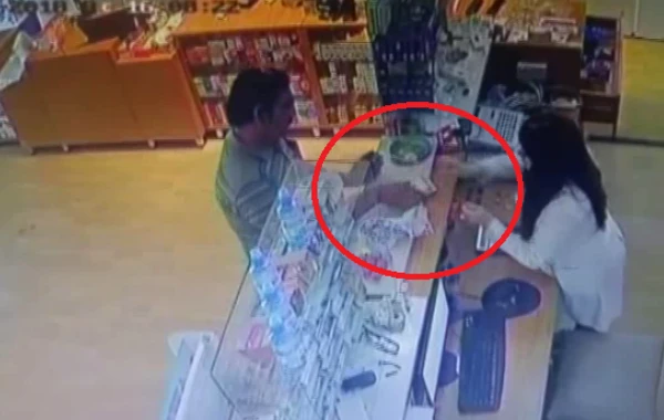 Bakıda əcnəbilər market və mağazalarda insanları aldadıb pulunu alır -  VİDEO