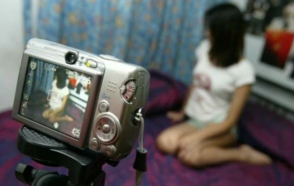 Qadın 14 yaşlı qızının pornoqrafik videolarını sevgilisinə göndərdi